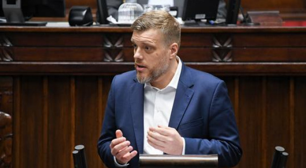 Adrian Zandberg (fot. twitter.com/Lewica_News) Zandberg: Chcemy dać inspektorom pracy nowe uprawnienia