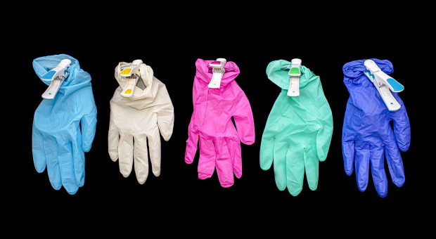 Top Glove jest największym na świecie producentem rękawic lateksowych - produkuje 96 miliardów rękawic rocznie (fot. pixabay/Ri Butov) Zatrzymali import rękawic lateksowych, bo ich producent nie przestrzega praw pracowniczych