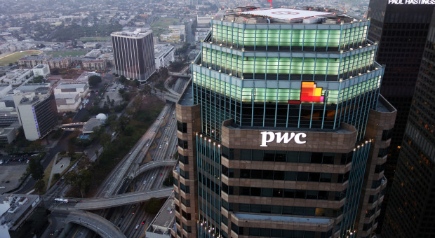 Nowy hybrydowy model pracy został opracowany po konsultacjach z pracownikami. (fot. Flickr/Omar Bárcena) PricewaterhouseCoopers wprowadza wolne piątkowe popołudnia