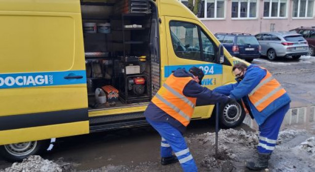 Do tej grupy zalicza się pracowników Zakładu Wodociągów i Kanalizacji, którzy zaopatrują mieszkańców w wodę, kierowców autobusów i motorniczych komunikacji miejskiej, a także pracowników, którzy odbierają śmieci (fot. zwik.lodz.pl) Apelują o szczepienia dla "pracowników frontowych"