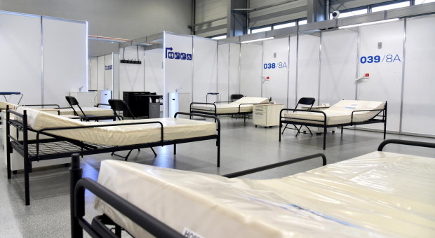 27 i 28 marca, z racji rosnących potrzeb, w placówce uruchomiono dodatkowo 66 łóżek szpitalnych. Wiązało się to ze zwiększeniem zużycia tlenu (fot. poznan.pl) Zabrakło tlenu w szpitalu tymczasowym. Pracownicy zwolnieni dyscyplinarnie