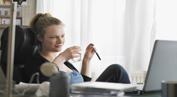 Niemal połowa respondentów badania Pracuj.pl wykonuje obowiązki zawodowe przynajmniej częściowo poza biurem (fot. Shutterstock) Praca zdalna ustąpi miejsca hybrydowym formom zatrudnienia