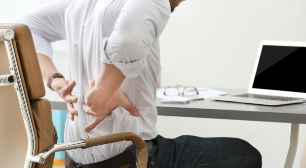 W czasie pandemii u wielu osób nasiliły się bóle pleców (Fot. Shutterstock.com) Podczas pracy zdalnej u wielu osób nasiliły się bóle pleców