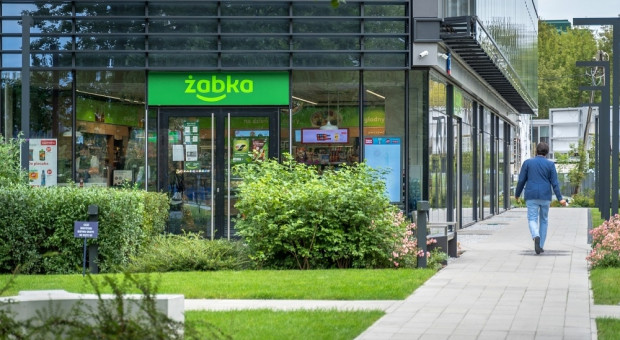 Obecnie we wszystkich placówkach Żabki w Polsce zatrudnionych jest łącznie ok. 25 tys. osób (Fot. mat. pras.) Praca w Żabce. Sieć będzie szukać pracowników tymczasowych