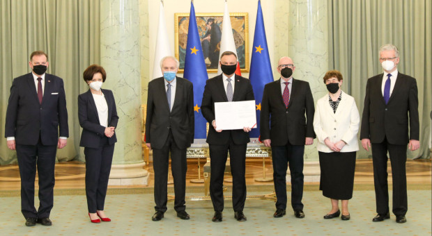 W ustawie podwyższono progi uprawniające do pomocy pieniężnej szerszą grupę działaczy opozycji antykomunistycznej oraz osób represjonowanych z powodów politycznych (Fot. Twitter/Ministerstwo Rodziny) Dodatkowe 5 dni urlopu i szersza pomoc dla wyjątkowych obywateli Polski