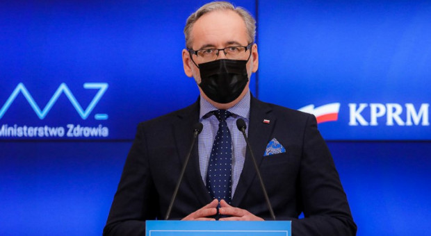 Od poniedziałku 26 kwietnia w jedenastu województwach przywrócone zostanie funkcjonowanie salonów urody, fryzjerów i zakładów kosmetycznych. Na zdjęciu minister zdrowia Adam Niedzielski (fot. gov.pl) 26 kwietnia koniec lockdownu dla zakładów fryzjerskich i salonów kosmetycznych