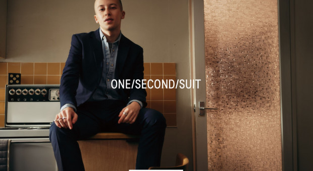 Akcja ma podnieść pewność siebie mężczyzn starających się o pracę (fot. www2.hm.com) H&M uruchomił nietypową usługę. Bezpłatnie wypożyczy garnitur na rozmowę o pracę