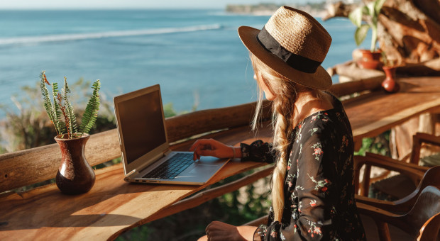 Workation to nowy model pracy, który polega na wyjazdach w typowo wypoczynkowe miejsca, skąd pracuje się zdalnie (Fot. Shutterstock) Praca na plaży lub w górach. Kolejna firma w Polsce umożliwia workation
