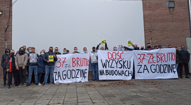(Fot. Facebook/Protest Operatorów Żurawi Wieżowych - Warszawa) Operatorzy żurawi wieżowych protestują, przestrzegając przepisów BHP
