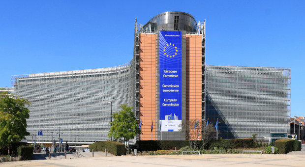 Budynek Berlaymont w Brukseli, siedziba Komisji Europejskiej (fot. EmDee/Wikipedia/CC BY-SA 4.0) Komisja Europejska tnie koszty i wyprowadza się z biur
