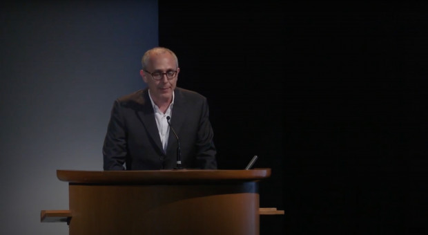 Joshua Wolf Shenk był redaktorem naczelny magazynu Believer (fot. youtube.com/Guggenheim Museum) Naczelny zrezygnował z pracy. "Nie zasłonił dolnej części ciała"