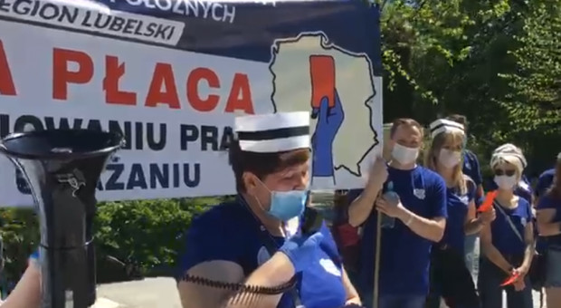 Protestujące domagają się m.in. wyższych zarobków i zwiększenia kadry pracowników tego sektora opieki medycznej (fot. Facebook OZZPiP) Pielęgniarki i położne protestują przed Sejmem