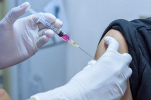 Większość Polaków chce, by pracodawcy weryfikowali ich szczepienia