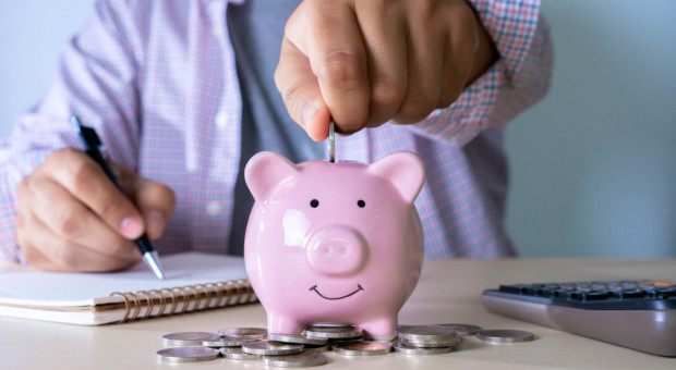 Podniesienie kwoty wolnej dla pracujących do 30 tys. zł to jeden z głównych punktów, jakie przewiduje Polski Ład (Fot. Shutterstock) Ekonomista ostro o Polskim Ładzie. "To lista wydatków skrojona pod potrzeby marketingu politycznego"