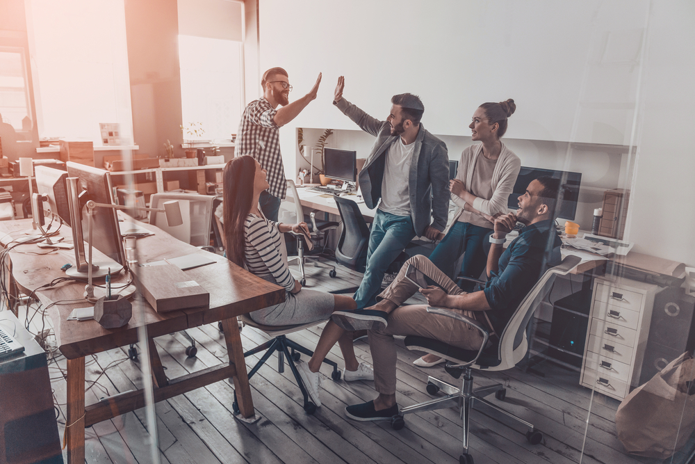 Na pierwszym miejscu wśród form doceniania, jakich chcą pracownicy, znalazły się: gratyfikacja finansowa oraz pozytywna informacja od przełożonego (Fot. Shutterstock)