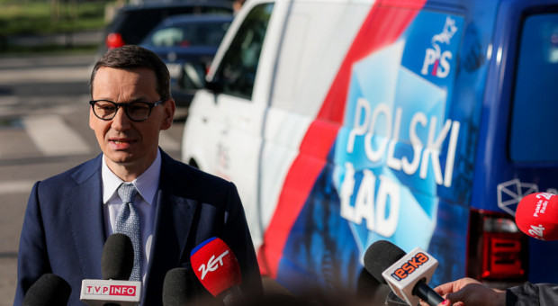 "Polski Ład" to firmowany przez partie tworzące Zjednoczoną Prawicę nowy program społeczno-gospodarczy na okres po pandemii (Fot. Twitter/PiS) Najwięcej zyskają na Polskim Ładzie zarabiający 3000-3500 zł brutto na etacie