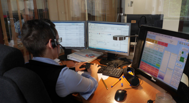 Tak wygląda miejsce pracy operatora Centrum Powiadamiania Ratunkowego (CPR) w Katowicach (fot. wikimedia) Ratują ludziom życie. Od lat walczą o zmiany w systemie pracy i podwyżki