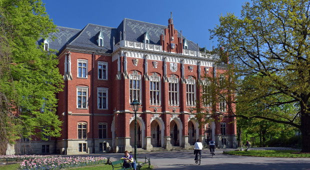 Collegium Novum Uniwersytetu Jagiellońskiego (fot. Zygmunt Put/Wikipedia/CC BY-SA 4.0) Ruszyła rekrutacja na Uniwersytet Jagielloński i szczepienia studentów