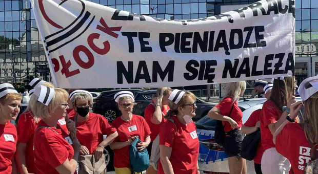 Kilkaset pielęgniarek i położnych protestowało przed siedzibą Wojewody Mazowieckiego na pl. Bankowym w Warszawie (fot. twitter.com/dobrogowski) Pielęgniarki i położne protestowały w Warszawie. "Te pieniądze nam się należą"