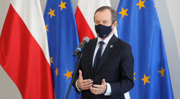 Marszałek Senatu Tomasz Grodzki podczas briefingu prasowego przed posiedzeniem Senatu 10 czerwca (fot. PAP/Paweł Supernak) Senat będzie poprawiał ustawę o wynagrodzeniach w służbie zdrowia