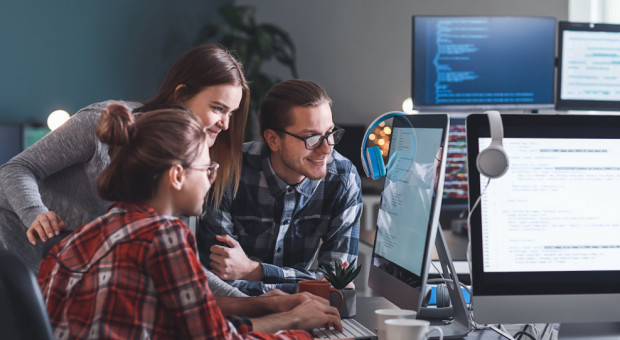 Algorytm zaprojektowano tak, aby jak najwięcej osób kliknęło reklamy, ale Global Witness twierdzi, że utrwala to, a nawet wzmacnia uprzedzenia w procesie rekrutacji. (Fot. Shutterstock) Gigant oskarżony o seksizm. Wzmacnia uprzedzenia w rekrutacji
