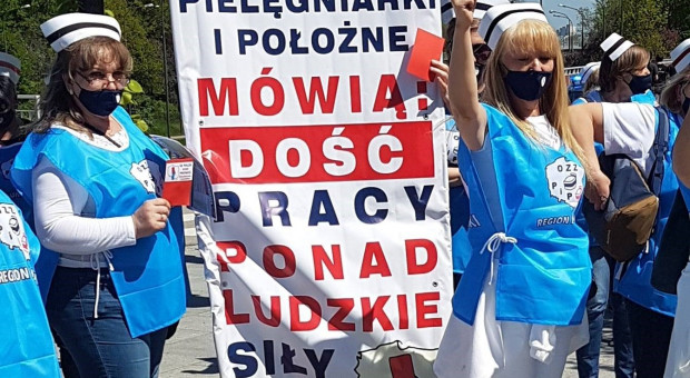 Pielęgniarki i położne manifestują w Warszawie (fot. Ogólnopolski Związek Zawodowy Pielęgniarek i Położnych) Mają dość. Wyszły przed Sejm walczyć o podwyżki