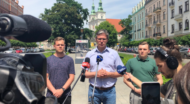 Jarubas zapowiedział, że PSL będzie domagać się, żeby pieniądze z Krajowego Planu Odbudowy nie zostały w większości skierowane do dużych, państwowych firm, ale do małych i średnich przedsiębiorców, którzy ponieśli w pandemii największe straty. (fot. Twitter/PSL) Domagają się odszkodowań dla przedsiębiorców poszkodowanych w pandemii