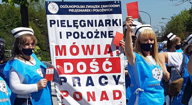 W czasie procedowania nowelizacji przed Sejmem protestowały pielęgniarki i położne (fot. facebook.com/zwiazek.pielegniarek) W piątek decyzja w sprawie dalszych protestów pielęgniarek