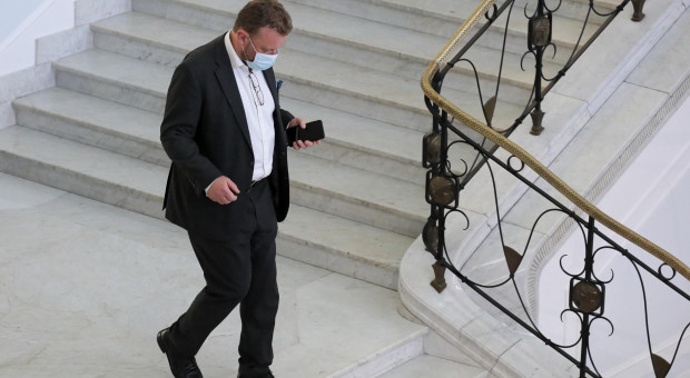 Przeciw poprawkom zaproponowanym przez Senat zagłosował m.in. Łukasz Szumowski (fot. PAP/Paweł Supernak) Lekarz lekarzowi wilkiem. Zabrakło jednomyślności w ważnej sprawie