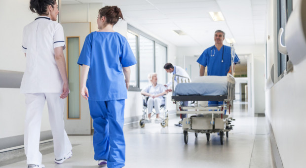 Jednym z problemów do rozwiązania w ochronie zdrowia jest palący brak kadr. (Fot. Shutterstock) System wraca do starego trybu. Brak kadr odczujemy jeszcze mocniej