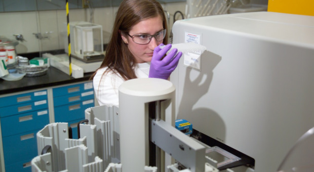 Diagności w czasie pandemii COVID-19 wykonali miliony testów w kierunku koronawirusa (Fot. Flickr/Idaho National Laboratory/CC BY 2.0) Diagności laboratoryjni powinni zarabiać tyle co lekarze