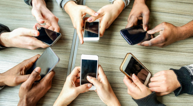 Z badań Pracuj.pl wynika, że 71 proc. Polaków pozytywnie ocenia wpływ technologii na rynek pracy (Fot. Shutterstock) Smartfony i chmura. Zbadali, z czego Polacy korzystają w pracy