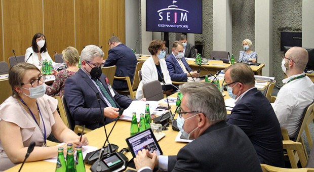 Sejmowa Komisja do Spraw Kontroli Państwowej pozytywnie zaopiniowała dla Komisji Finansów Publicznych sprawozdanie z wykonania budżetu Państwowej Inspekcji Pracy za rok 2020 (fot. pip.gov.pl) Inspekcja pracy podsumowała budżet. Cięcia wpłynęły na plany rekrutacyjne