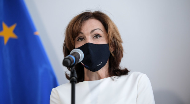 Wicemarszałek Senatu Gabriela Morawska-Stanecka podczas briefingu prasowego, przed konferencją pt. "Mobbing i dyskryminacja kobiet w pracy – kierunki koniecznych zmian ustawowych" (fot. PAP/Marcin Obara) "Wciąż mamy do czynienia z dyskryminacją kobiet w miejscu pracy"