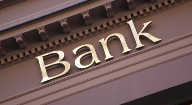 To najszybszy w historii odpływ pieniędzy z banków (Fot. Shutterstock) Polacy na wyścigi wycofują pieniądze z banków. Kwoty idą w miliardy