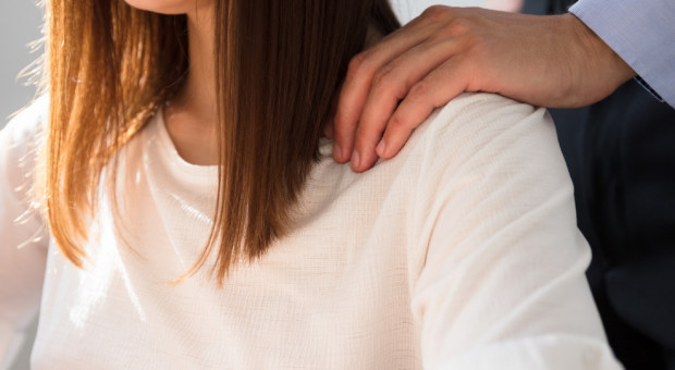 Holenderski Instytut Praw Człowieka rozróżnia słowne, niewerbalne i fizyczne molestowanie seksualne (fot. Shutterstock) 16 proc. Holendrów doświadczyło molestowania seksualnego w pracy
