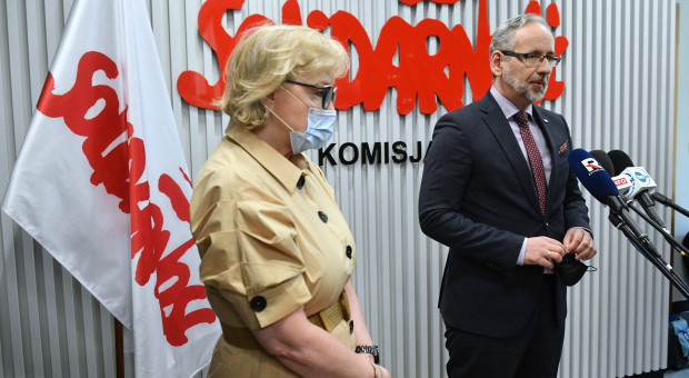 Minister zdrowia Adam Niedzielski i przewodnicząca Krajowego Sekretariatu Ochrony Zdrowia KK NSZZ "Solidarność" Maria Ochman (fot. PAP/Radek Pietruszka) Dodatki covidowe trafią do pracodawców jako ryczałt