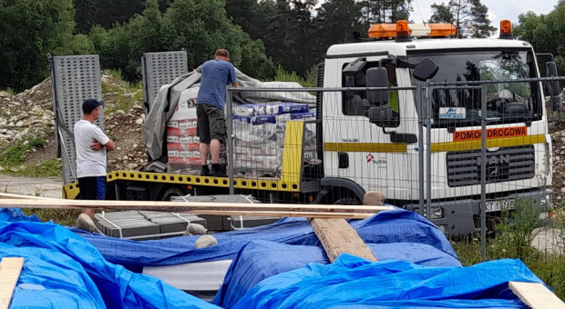 Grupa Tauron postanowiła przekazać materiały budowlane oraz odzież roboczą, które pomogą w odtworzeniu zniszczonych zabudowań (Fot. mat. pras.) Tauron pomaga mieszkańcom Nowej Białej po tragicznym pożarze