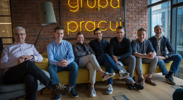 Zespoły Worksmile i Pracuj Ventures podczas podpisania umowy inwestycyjnej (fot. mat. pras.) Grupa Pracuj inwestuje w platformę Worksmile