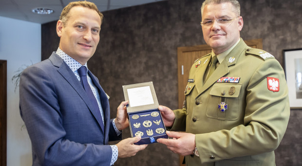 Od lewej: Stanisław Wojtera, prezes PPL oraz rektor-Komendant gen. bryg. dr inż. Robert Kosowski (fot. wojsko-polskie.pl) Wojsko i lotniska łączą siły. Razem wykształcą przyszłych pracowników
