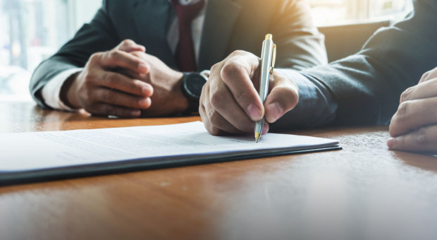 Według badania zanim MŚP skierują faktury do windykacji, podejmują działania na własną rękę (fot.shutterstock) 73 proc. MŚP postrzega jako wiarygodne firmy korzystające z windykacji polubownej