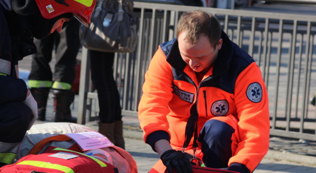 Wynagrodzenie zasadnicze dla ratownika bez wykształcenia wyższego nie może być niższe niż 3772 zł brutto, a z wykształceniem wyższym 4186 zł brutto. (Fot. Shutterstock) Mają wyższe wykształcenie, niebezpieczną pracę, zarabiają 4 tys. brutto