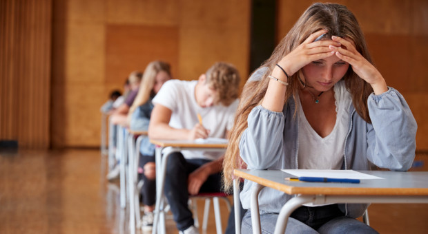 Z projektu wynika, że w roku szkolnym 2021/2022, podobnie jak w roku szkolnym 2020/2021, egzamin ósmoklasisty i egzamin maturalny zostaną przeprowadzone na podstawie odrębnych wymagań egzaminacyjnych, określonych w przepisach rozporządzeń. (Fot. Shutterstock) Nowe terminy egzaminu, krótsza rekrutacja. Resort pokazał projekt