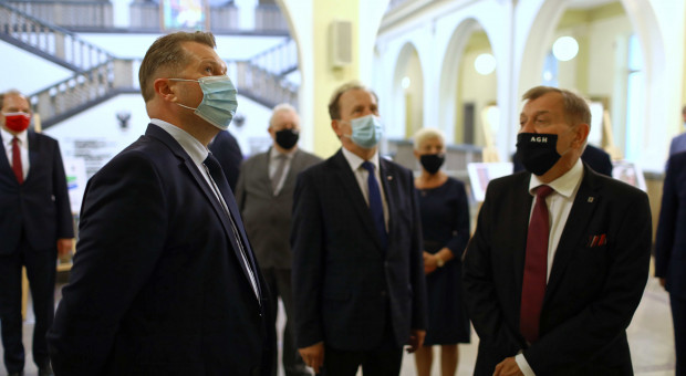 Minister edukacji i nauki Przemysław Czarnek oraz sekretarz stanu w MEiN Włodzimierz Bernacki i rektor AGH w Krakowie prof. Jerzy Lis (fot. PAP/Art Service) Minister edukacji przekazał AGH 14,5 mln zł