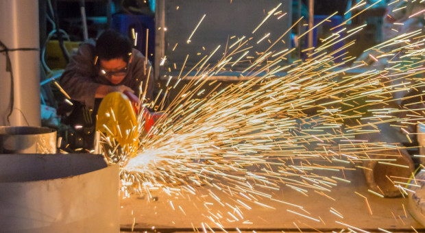 Wśród poszukiwanych zawodów są m.in. operatorzy, elektrycy, mechanicy i ślusarze (fot. Pixabay) Armatura Kraków szuka pracowników