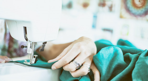 W 2019 r. przedsiębiorstwa wyprodukowały odzież o wartości 7,8 mld zł, a zatrudnienie przy produkcji odzieży w 2019 r. wyniosło 89,3 tys. osób (fot. unsplash.pl) Zatrudniają blisko 90 tys. ludzi i są na skraju bankructwa