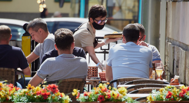 Pracownicy mają prawo do przyzwoitej wypłaty i uczciwego traktowania przez szefa (fot. shutterstock) 4-dniowy tydzień pracy i podwyżka wynagrodzeń mają uratować gastronomię