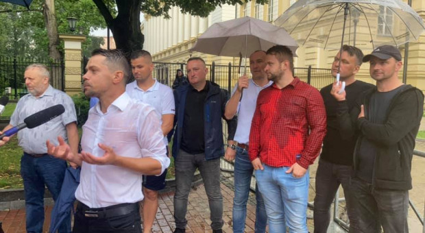 Rolnicy skarżyli się, że ze względu na wirus ASF nie mogą sprzedawać świń (fot. facebook.com/projektAGROunia) Rolnicy i rybacy przed kancelarią premiera. "Rozpętamy w Polsce piekło"