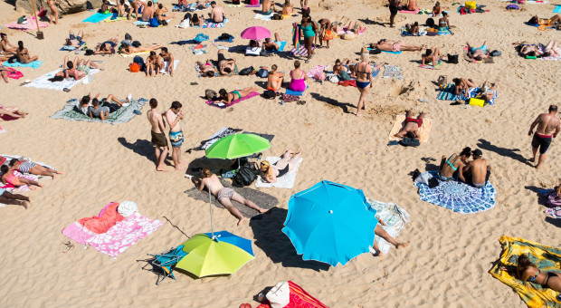 Skąd pieniądze? Zdecydowana większość z nas sięga po oszczędności (fot. unsplash.pl) Mało kogo od ręki stać na wakacje. Pieniądze bierzemy z kilku źródeł