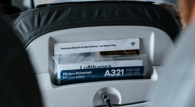 Lufthansa poinformowała, że język neutralny płciowo stosuje w wewnętrznej komunikacji od czerwca 2021 r. (fot. unsplash.pl) Pasażerowie Lufthansy nie będą już "paniami" i "panami". To zakazane słowa